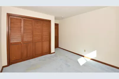 4837 W Knollwood Dr, Racine, WI 53403 - Photo 9