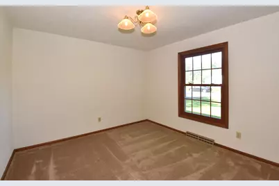 4837 W Knollwood Dr, Racine, WI 53403 - Photo 5