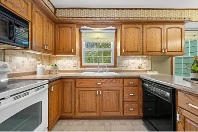 1001  Canterbury Ln, Waukesha, WI 53188 - Photo 15