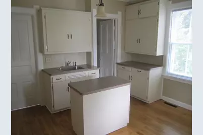 W58N421  Hilbert Ave, Cedarburg, WI 53012 - Photo 3