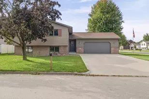802 Laurel Pl, Holmen, WI 54636 - Photo 1