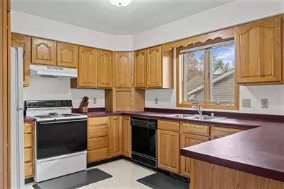 802  Laurel Pl, Holmen, WI 54636 - Photo 5