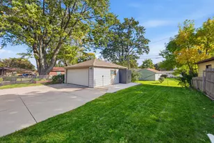 8725 W Palmetto Ave, Milwaukee, WI 53225 - Photo 23