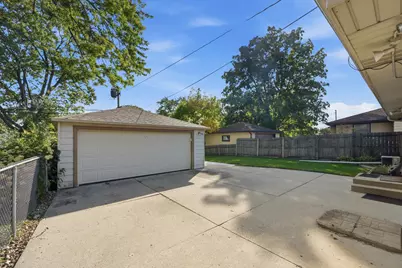 8725 W Palmetto Ave, Milwaukee, WI 53225 - Photo 25
