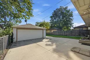 8725 W Palmetto Ave, Milwaukee, WI 53225 - Photo 25