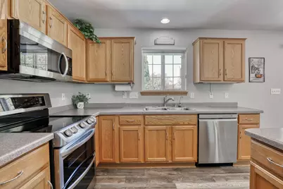 419  Majeskie Dr, Pewaukee, WI 53072 - Photo 9