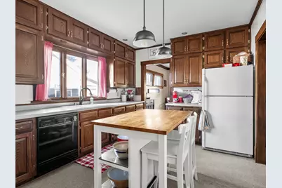 946 N 10th St, Manitowoc, WI 54220 - Photo 7