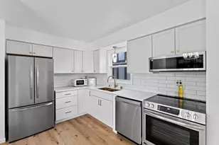 5325 Somerset Ln, Greenfield, WI 53221 - Photo 9