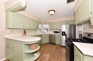 8026 W Sunbury Ct, Milwaukee, WI 53219 - Photo 15