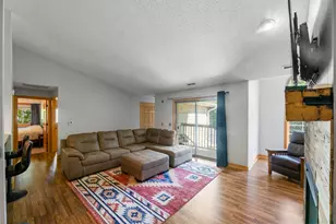 W240N2566 E Parkway Meadow Circle, Pewaukee, WI 53072 - Photo 5
