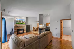 W240N2566 E Parkway Meadow Circle, Pewaukee, WI 53072 - Photo 3