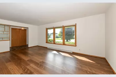5152  Maplewood Dr, Greendale, WI 53129 - Photo 7