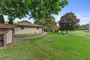 8011 Clinton Ln, Racine, WI 53406 - Photo 15