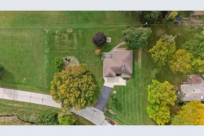 8011  Clinton Ln, Racine, WI 53406 - Photo 7