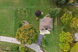 8011 Clinton Ln, Racine, WI 53406 - Photo 7