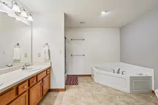 W197N16873 Stonewall Dr, Jackson, WI 53037 - Photo 13