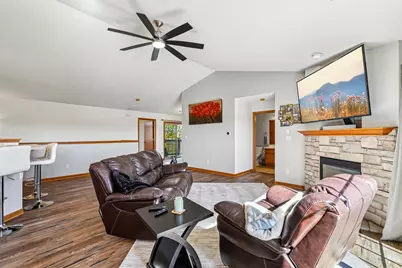 W197N16873  Stonewall Dr, Jackson, WI 53037 - Photo 5