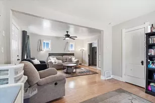 2133 S 89th St, West Allis, WI 53227 - Photo 7