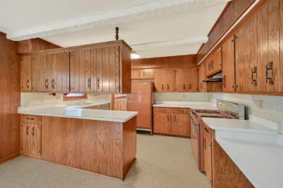 5236 S 44th St, Greenfield, WI 53220 - Photo 9