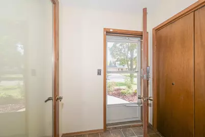 7021 W Southview Dr, Franklin, WI 53132 - Photo 9