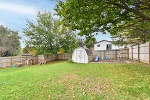 822 Kings Ridge Ct, West Bend, WI 53090 - Photo 15