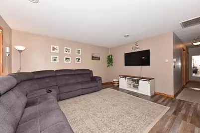 822  Kings Ridge Ct, West Bend, WI 53090 - Photo 3