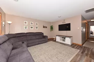 822 Kings Ridge Ct, West Bend, WI 53090 - Photo 3