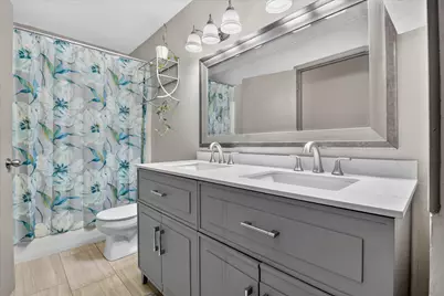 8050 W Manor Cir, Milwaukee, WI 53223 - Photo 9