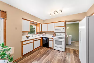 4725  Camfield Dr, Brookfield, WI 53045 - Photo 9