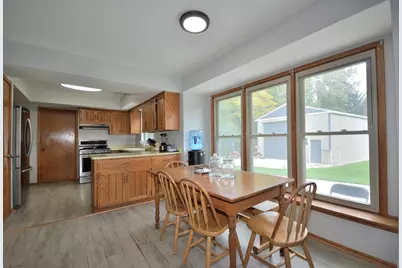 S36W27855  Robin Hill Cir, Waukesha, WI 53189 - Photo 9