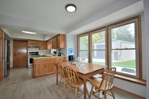 S36W27855 Robin Hill Cir, Waukesha, WI 53189 - Photo 9