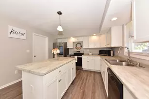 10102 W Jonen St, Milwaukee, WI 53224 - Photo 3