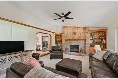 8752 W Willow Pointe Pkwy, Franklin, WI 53132 - Photo 7