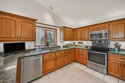 8752 W Willow Pointe Pkwy, Franklin, WI 53132 - Photo 13