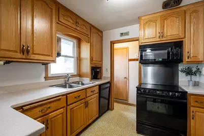 11406 W Park Hill Ave, Wauwatosa, WI 53226 - Photo 17
