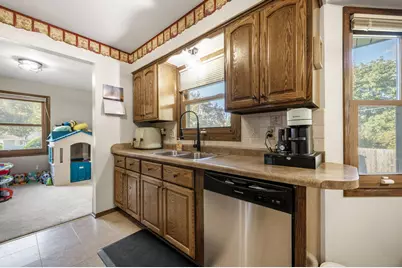 1700  Mohawk Ln, Waukesha, WI 53186 - Photo 9