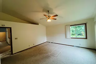 8815 S Castle Ct, Franklin, WI 53132 - Photo 15