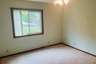 8815 S Castle Ct, Franklin, WI 53132 - Photo 23