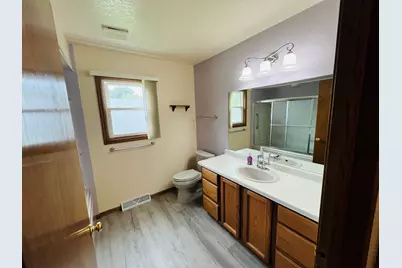 8815 S Castle Ct, Franklin, WI 53132 - Photo 25