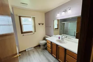 8815 S Castle Ct, Franklin, WI 53132 - Photo 25