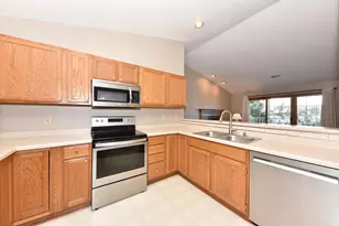 252 Bur Oak Ln, Grafton, WI 53024 - Photo 11