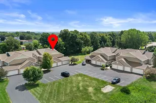 758 Bridlewood Dr, Hartford, WI 53027 - Photo 3