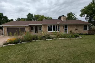 370 N Bobolink Dr, Brookfield, WI 53005 - Photo 1