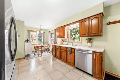 2569 S 94th St, West Allis, WI 53227 - Photo 9