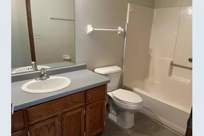 8018 W Manor Cir, Milwaukee, WI 53223 - Photo 11