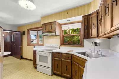 5252 S Tuckaway Dr, Greenfield, WI 53221 - Photo 9