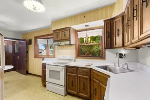 5252 S Tuckaway Dr, Greenfield, WI 53221 - Photo 9