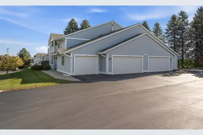 621  Barrington Ct #B, West Bend, WI 53095 - Photo 3