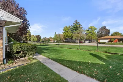 5166 S King Arthurs Ct, Greenfield, WI 53221 - Photo 21
