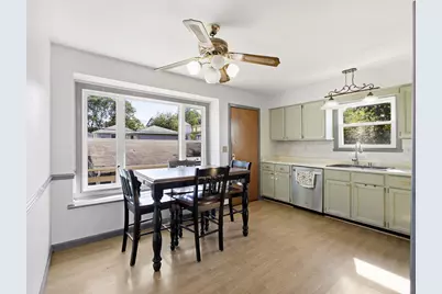 1336 S 92nd St, West Allis, WI 53214 - Photo 3